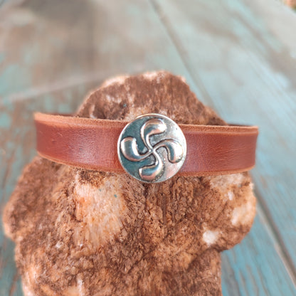 Bracelet en cuir avec lauburu en métal, croix basque