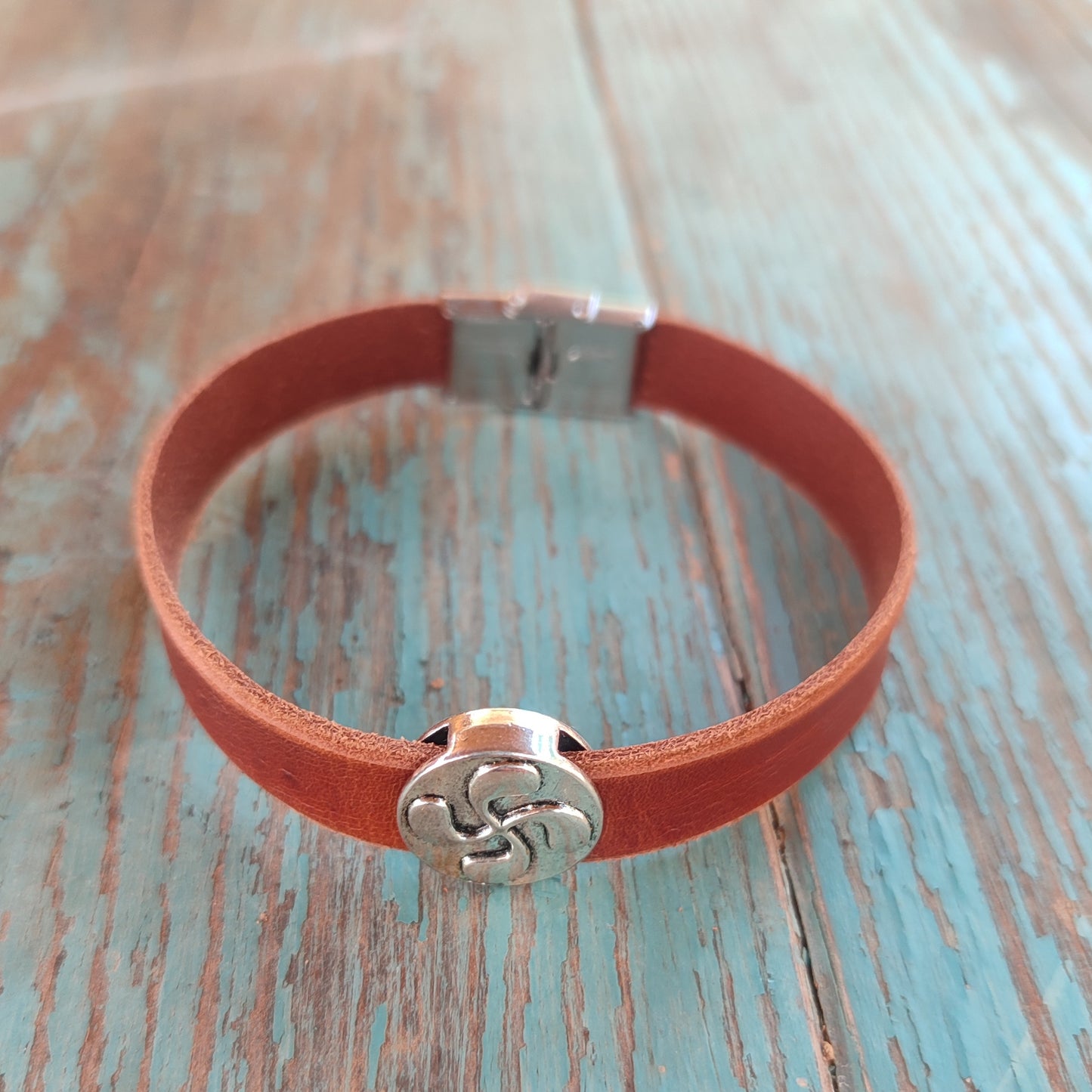 Pulsera de cuero con lauburu metalico, cruz vasca