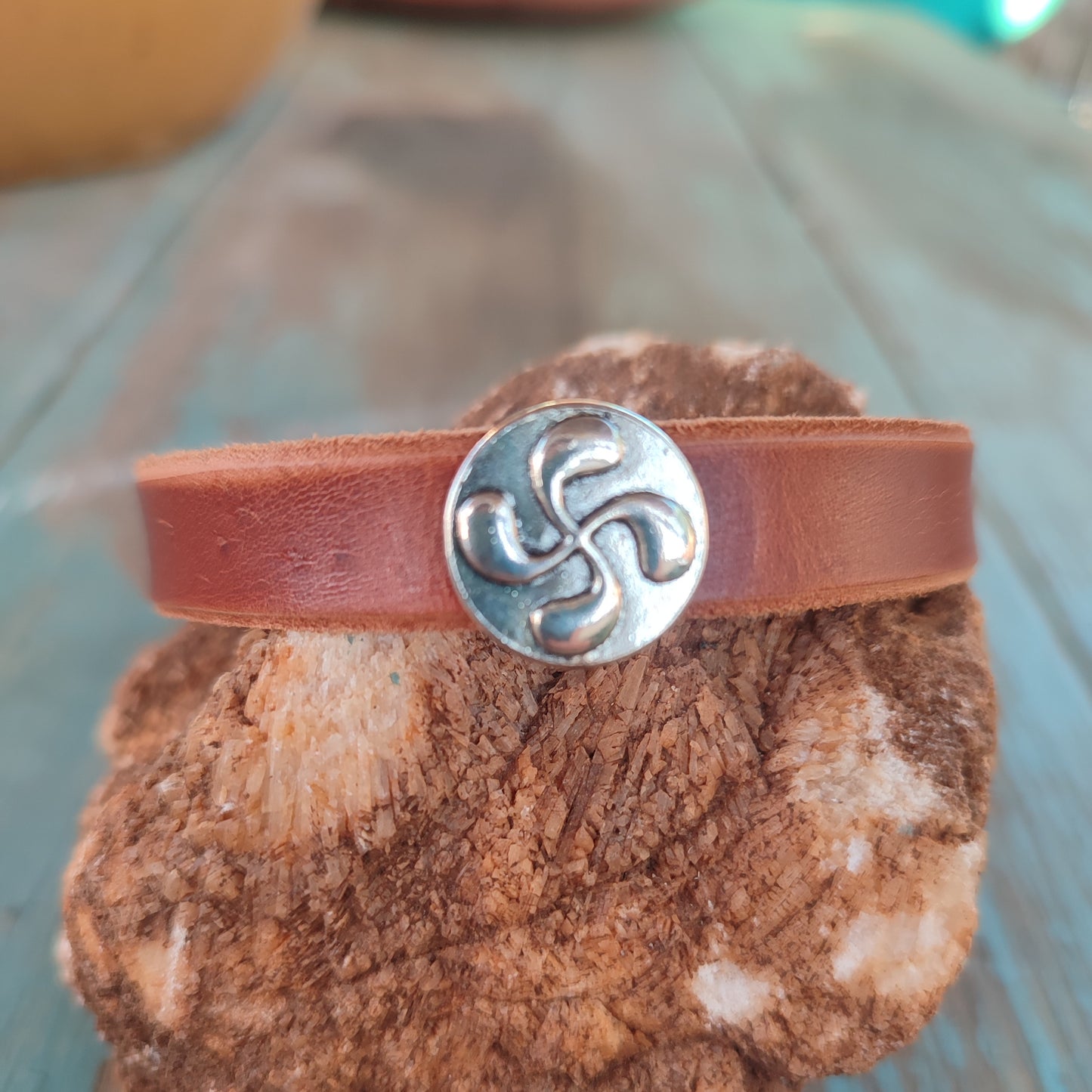 Pulsera de cuero con lauburu metalico, cruz vasca