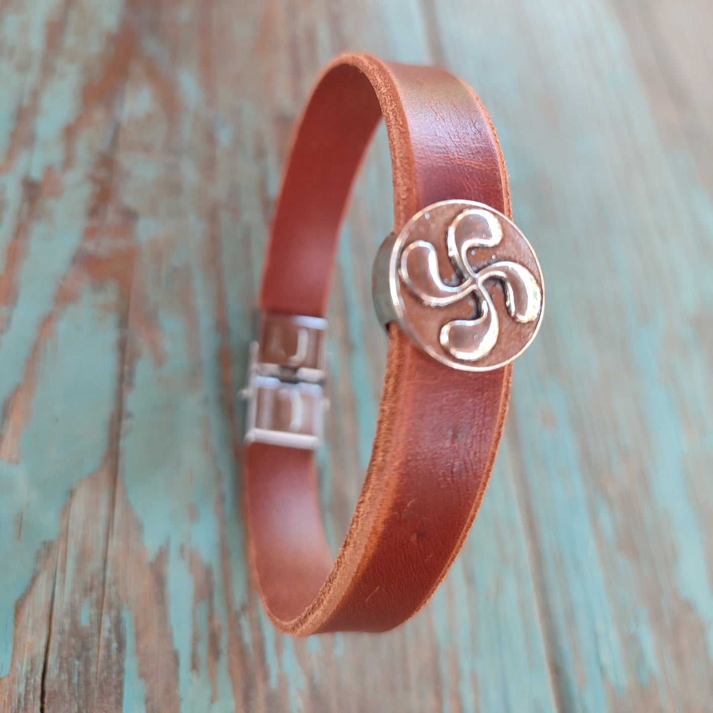 Pulsera de cuero con lauburu metalico, cruz vasca