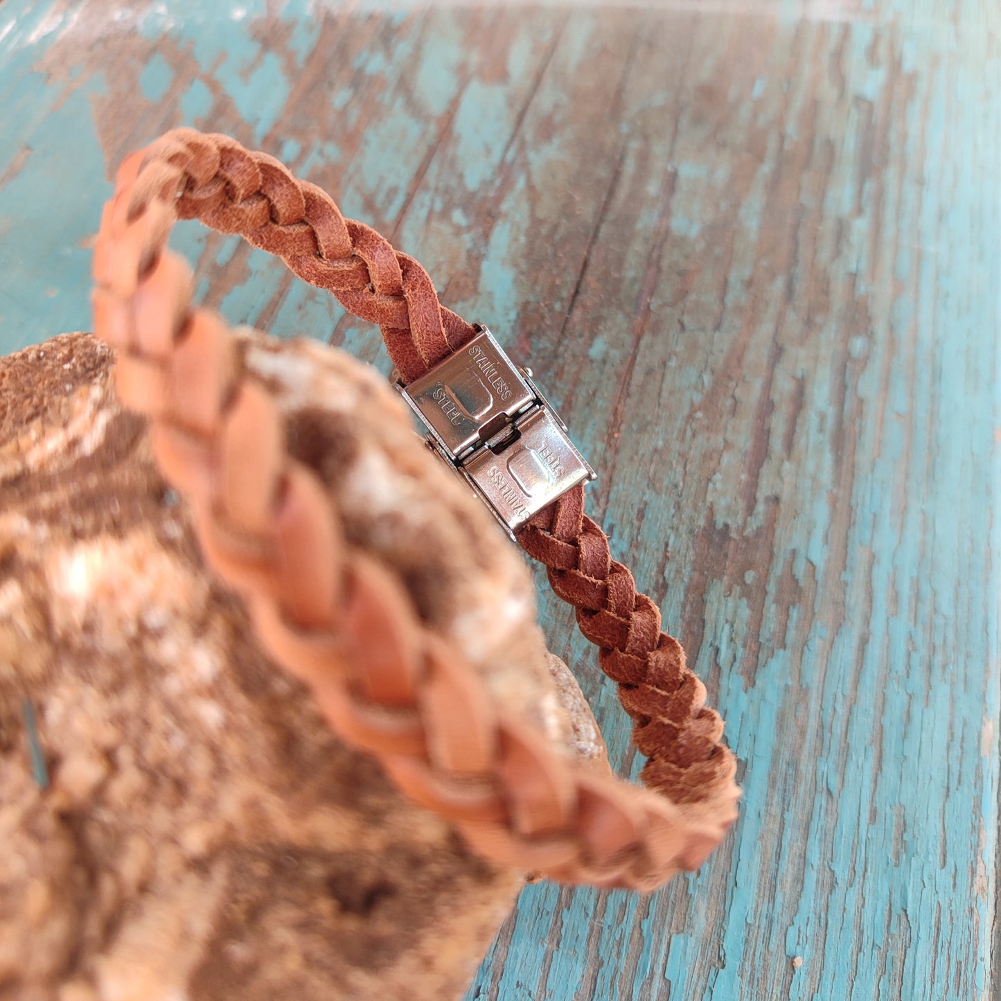 pulsera de cuero trenzada a mano con cierre de acero