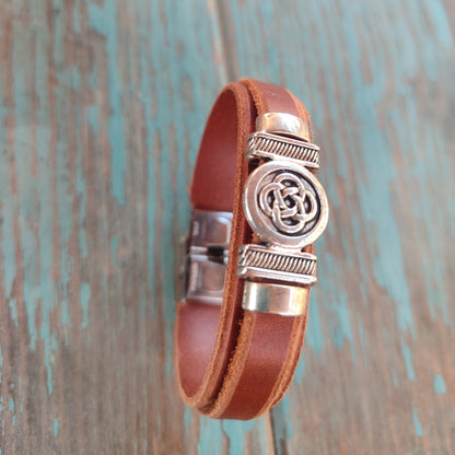 pulsera doble de cuero marrón con cierre fácil de acero