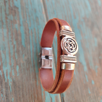 pulsera doble de cuero marrón con cierre fácil de acero