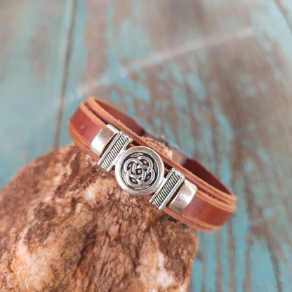 pulsera doble de cuero marrón con cierre fácil de acero