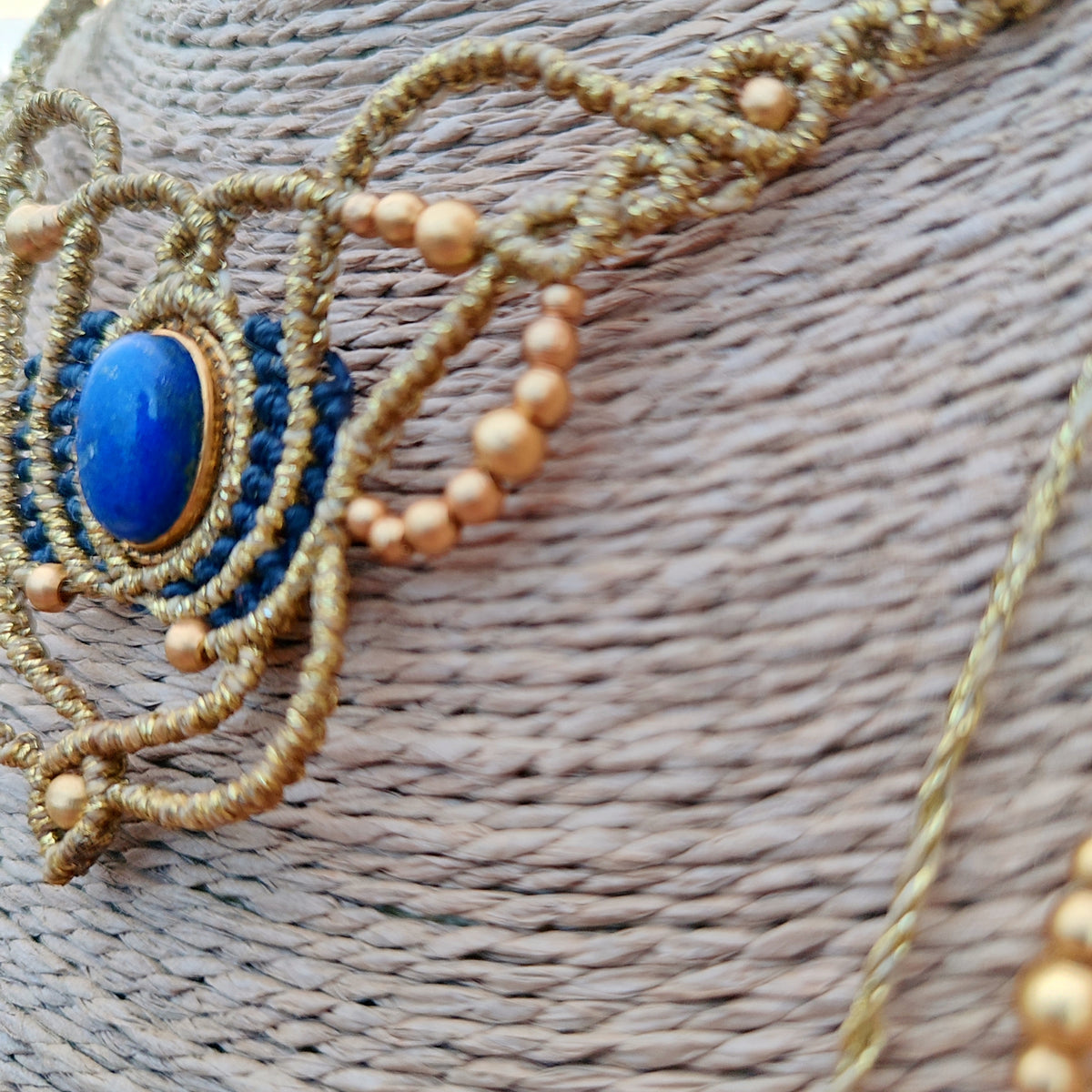Collar Isis en Macramé Dorado y Azul Oscuro con Lapislázuli y Latón | El Hada del Tiempo