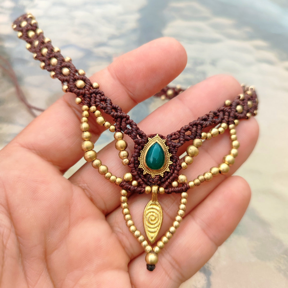 Collar Gipsy en Macramé Granate con Ónix Verde y Detalles Dorados | El Hada del Tiempo