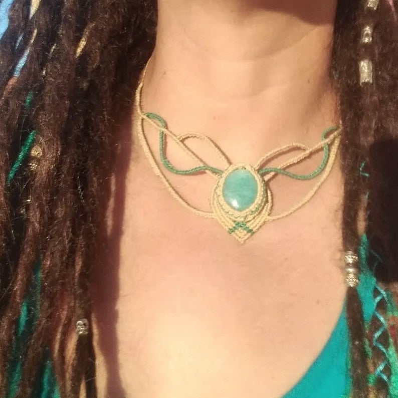 collar de macramé verde y beige - collar boho - gargantilla de micro macramé - collar de amazonita - piedra verde - piedra azul