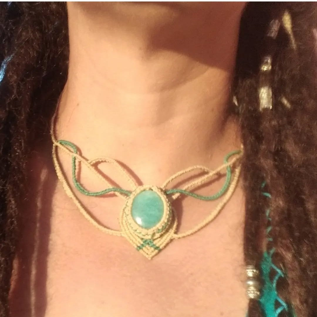 collar de macramé verde y beige - collar boho - gargantilla de micro macramé - collar de amazonita - piedra verde - piedra azul