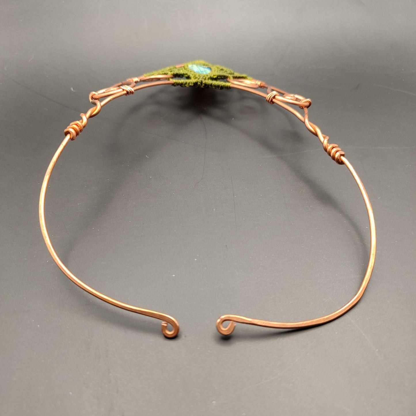 Detalle de la parte trasera del collar mostrando el acabado impecable y seguro de la estructura de cobre.