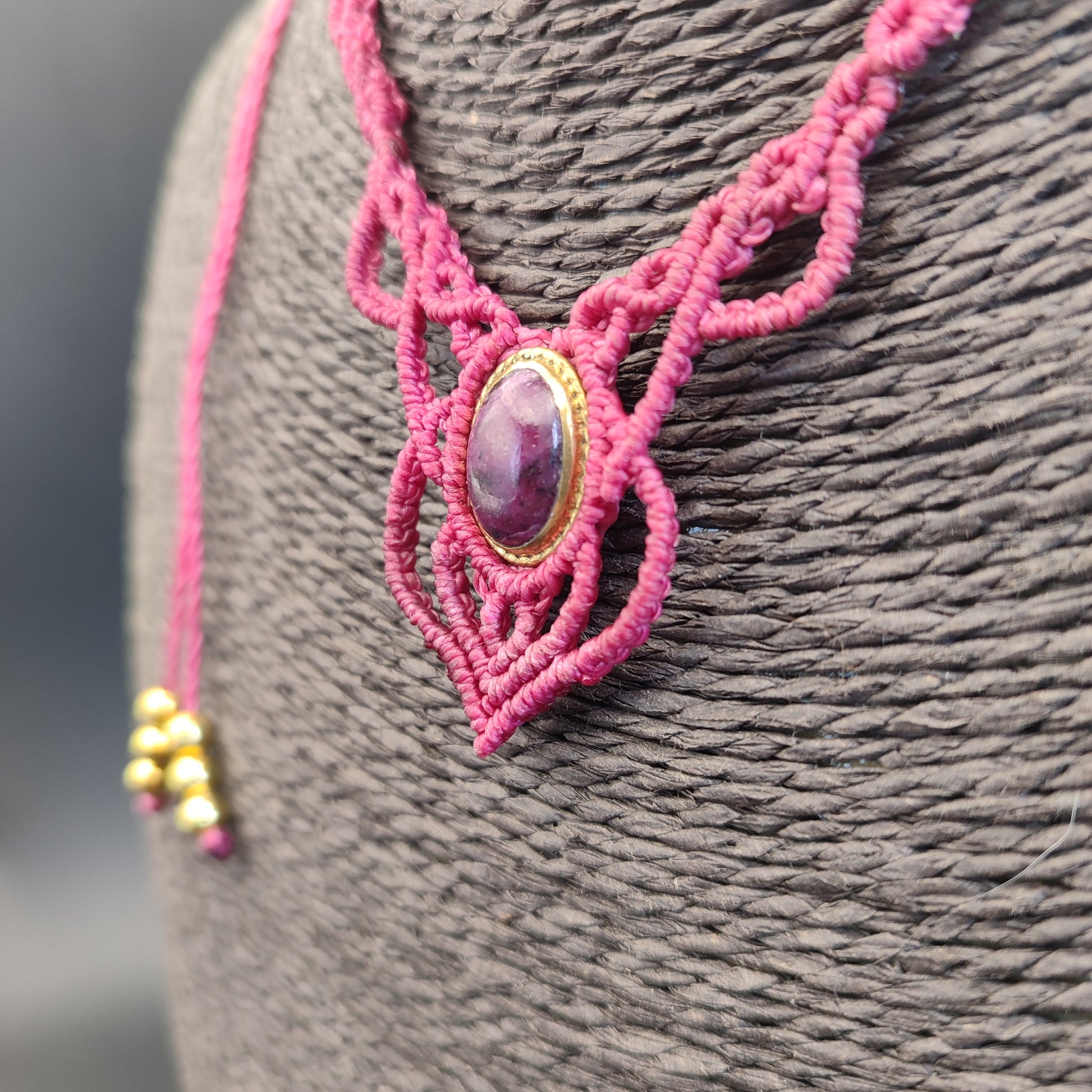 Detalle lateral del collar mostrando el acabado del tejido y el ajuste.