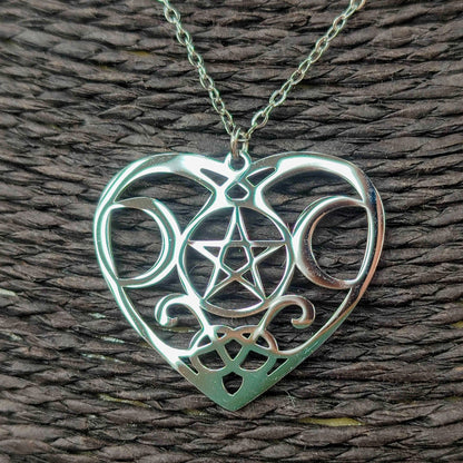 Primer plano del collar corazón de la diosa sobre fondo neutro