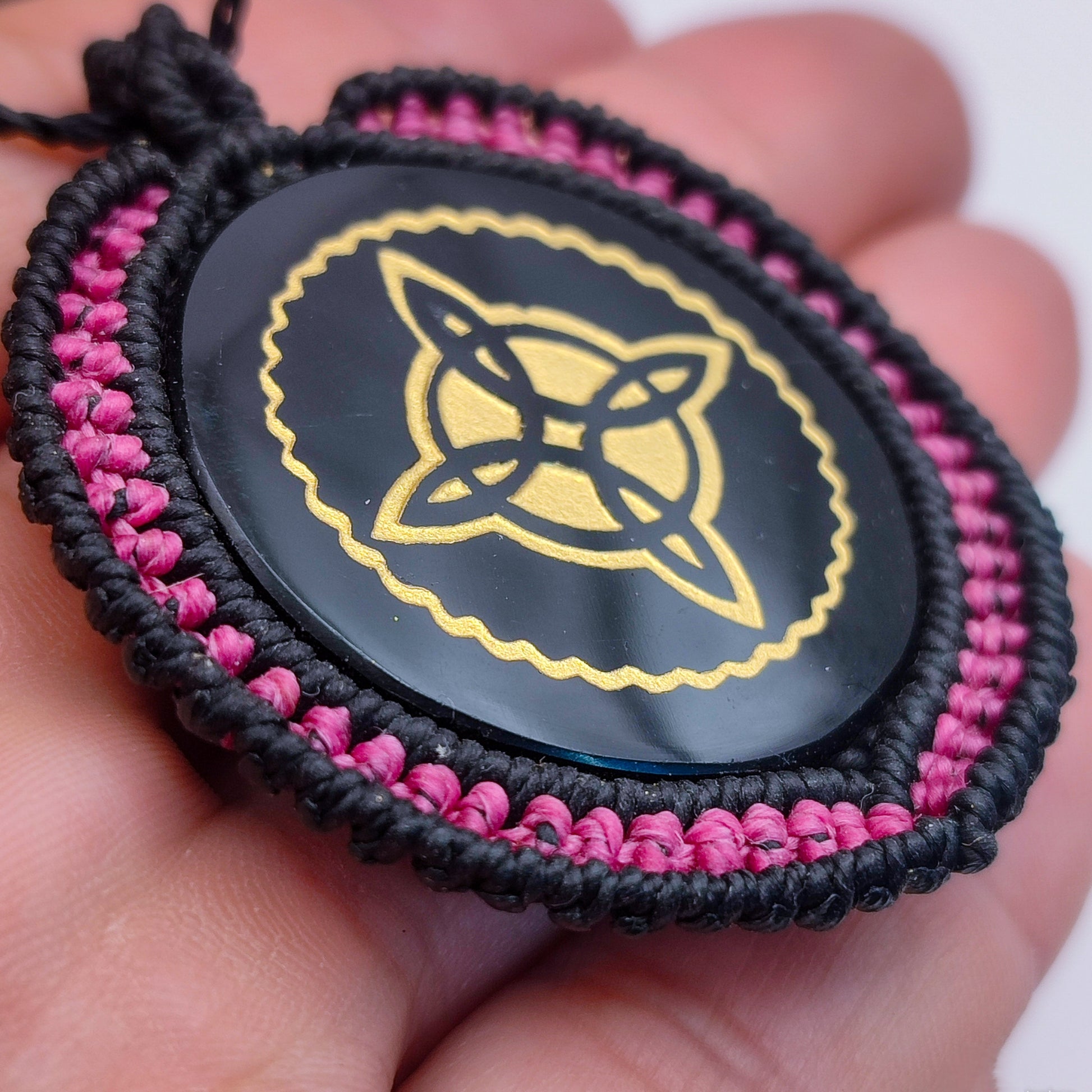 Detalle lateral del tejido de micro-macramé y el acabado premium de la obsidiana.