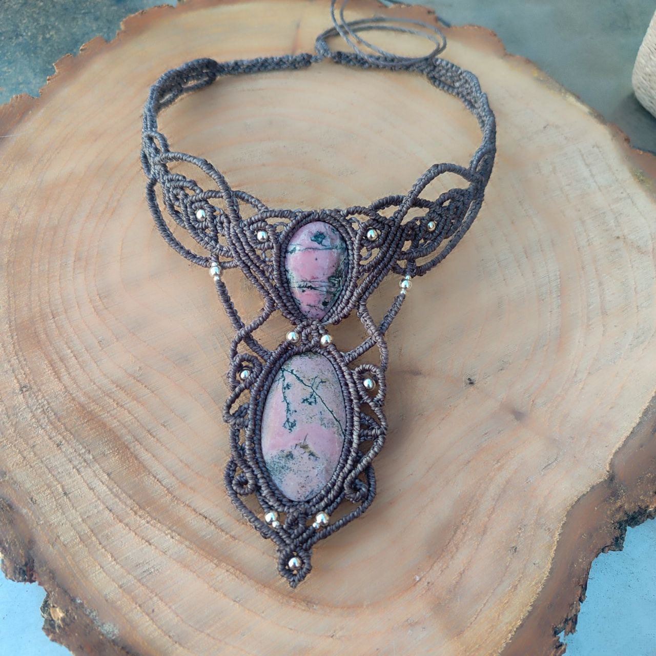 Amuleto de protección con Rodonita rosa, joyería con significado y esencia femenina