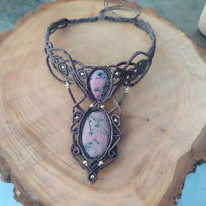Amuleto de protección con Rodonita rosa, joyería con significado y esencia femenina