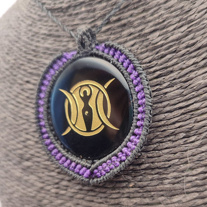 Detalle lateral del collar de autor mostrando la calidad del tejido y la piedra grabada.