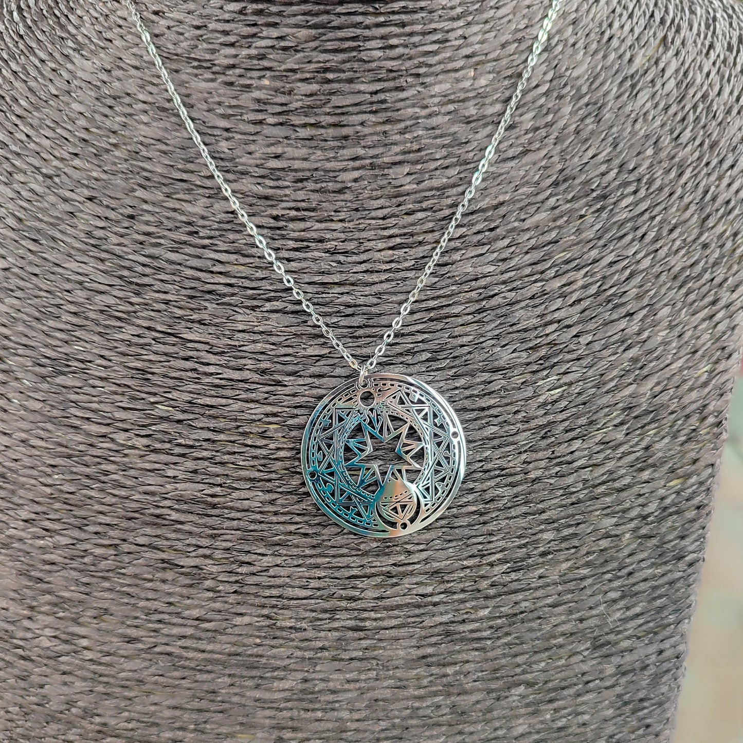 collar de acero inoxidable reflejando la luz natural