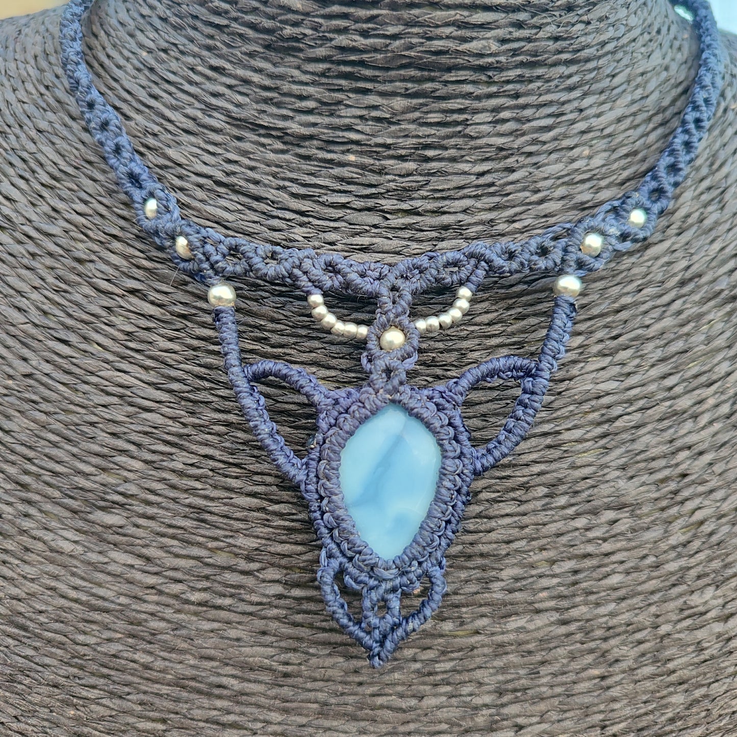 Vista detallada del ópalo azul natural mostrando su color suave y reflejos oceánicos.