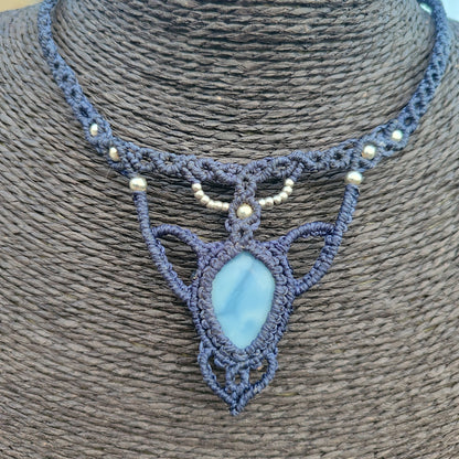 Vista detallada del ópalo azul natural mostrando su color suave y reflejos oceánicos.