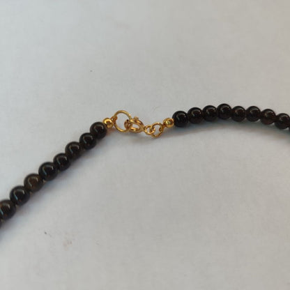 Cierre con baño de oro para la versión dorada del collar de obsidiana.