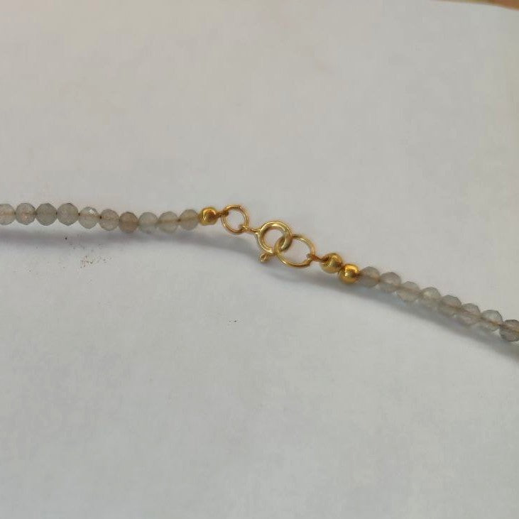Cierre con baño de oro para la versión dorada del collar de piedra luna 3mm.