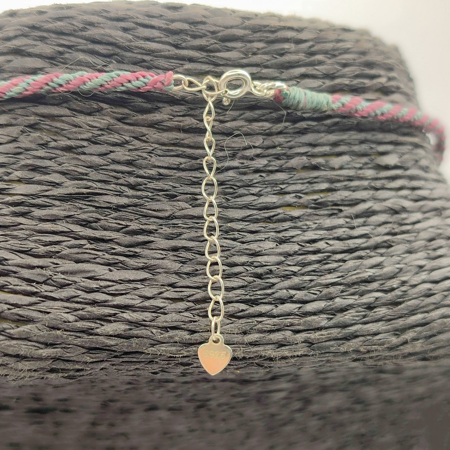 Detalles de cierre y cuentas de Plata de Ley 925 en collar de macramé fino.