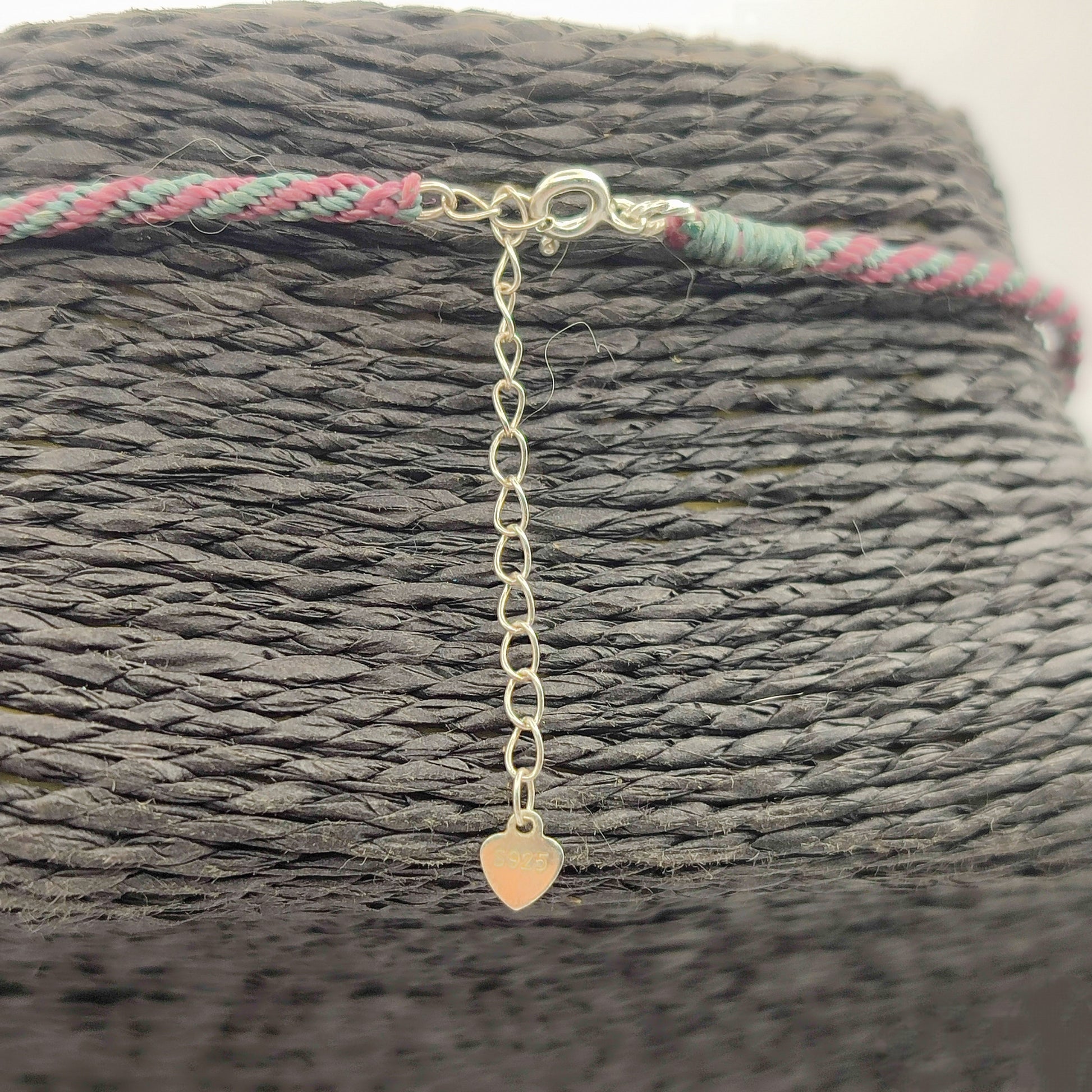 Detalles de cierre y cuentas de Plata de Ley 925 en collar de macramé fino.