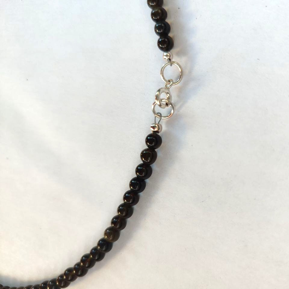 Detalle del cierre en Plata de Ley 925 del collar de obsidiana dorada