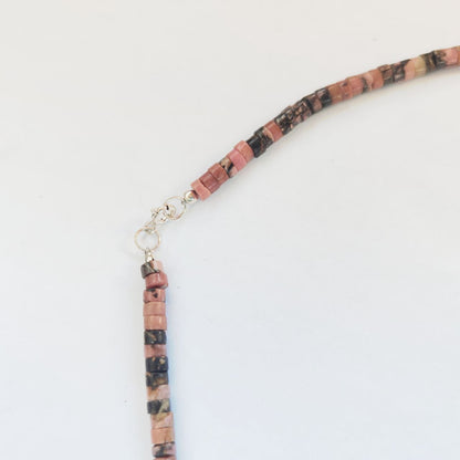 Detalle del cierre de plata de ley para el collar de rodonita.