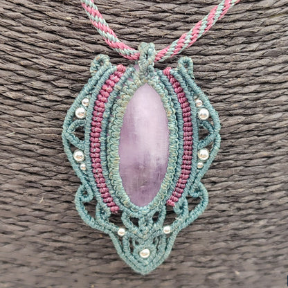 colgante hecho a mano en micro macramé