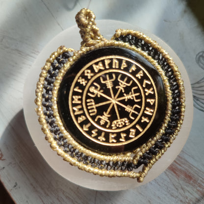 Colgante de obsidiana negra con brújula vikinga Vegvísir grabada en oro.