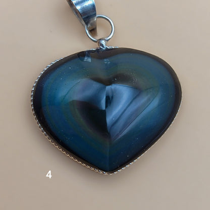 Colgante de corazón en obsidiana arcoiris natural con baño de plata