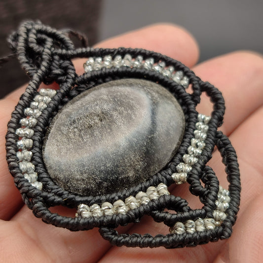Colgante de obsidiana plateada tejido con hilo negro y plata