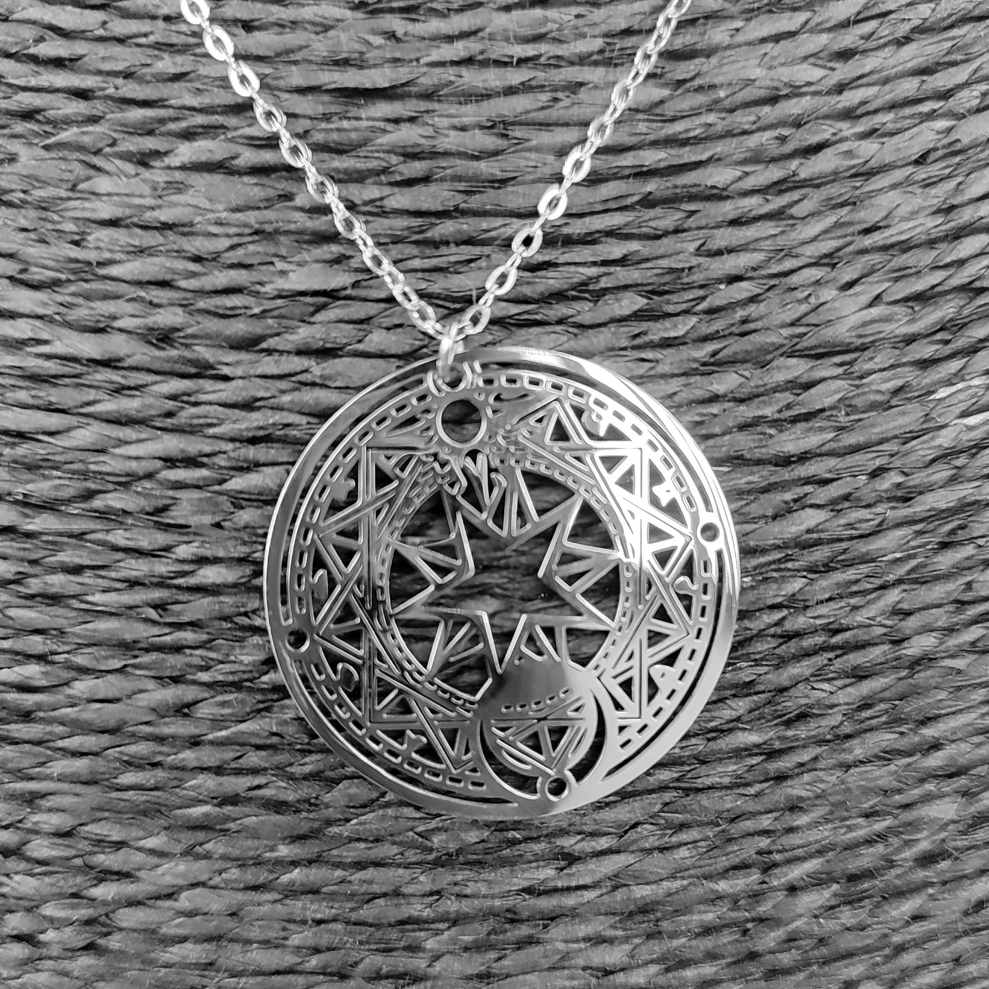 Vista de cerca del colgante de estrella sobre fondo neutro