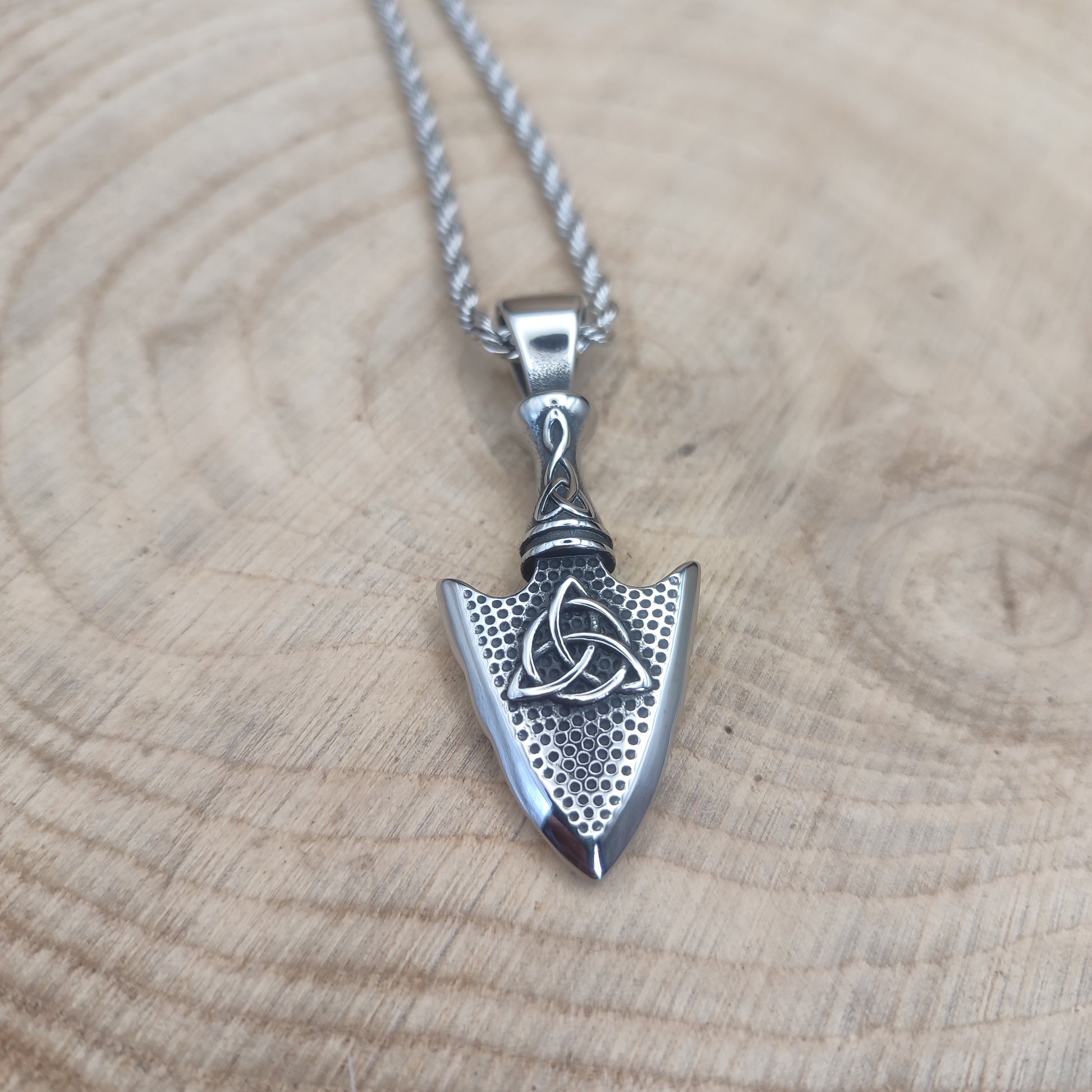 Reverso del colgante Gungnir con el símbolo de la trisqueta celta grabado