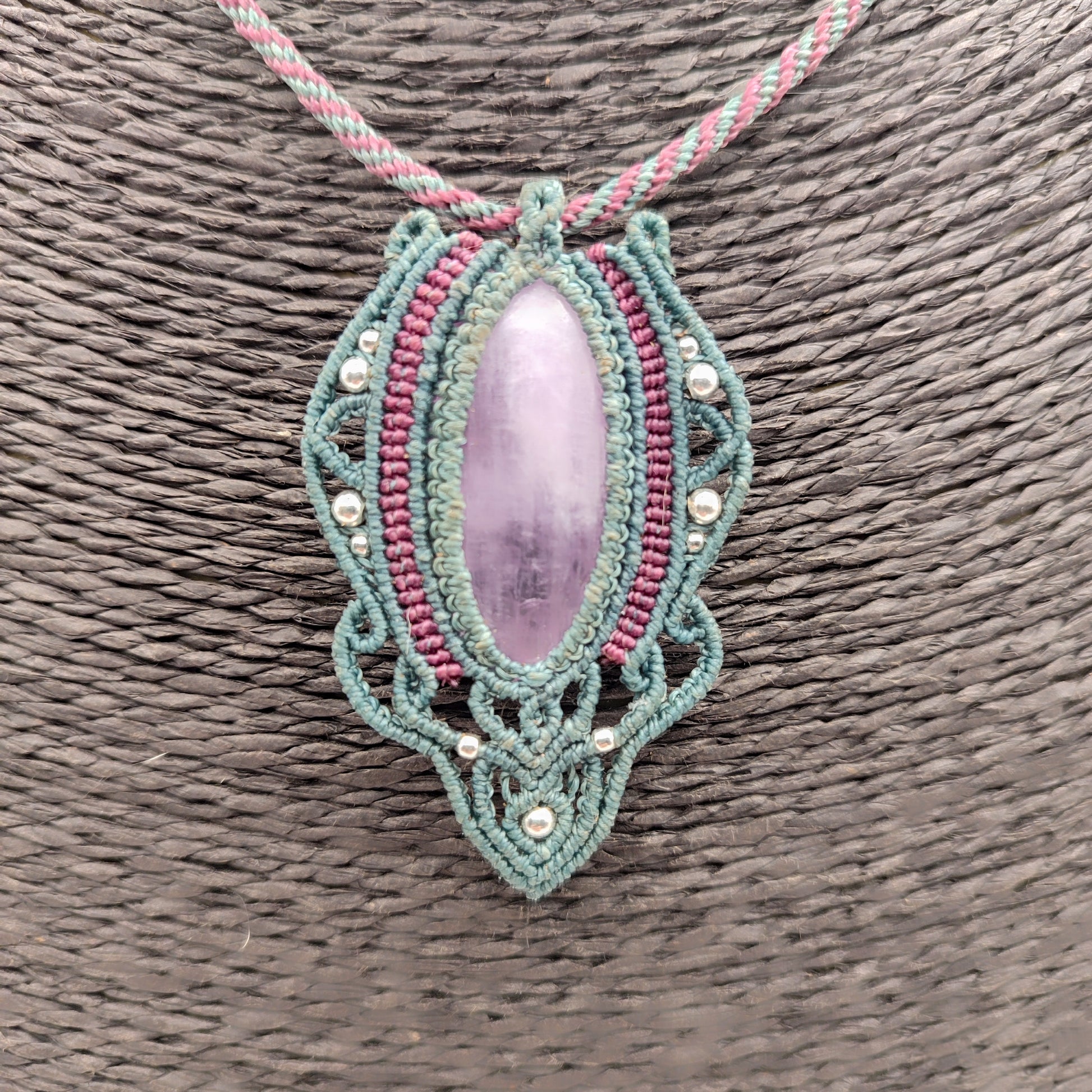 Colgante de piedra kuncita natural tejido en micro-macramé verde agua y malva