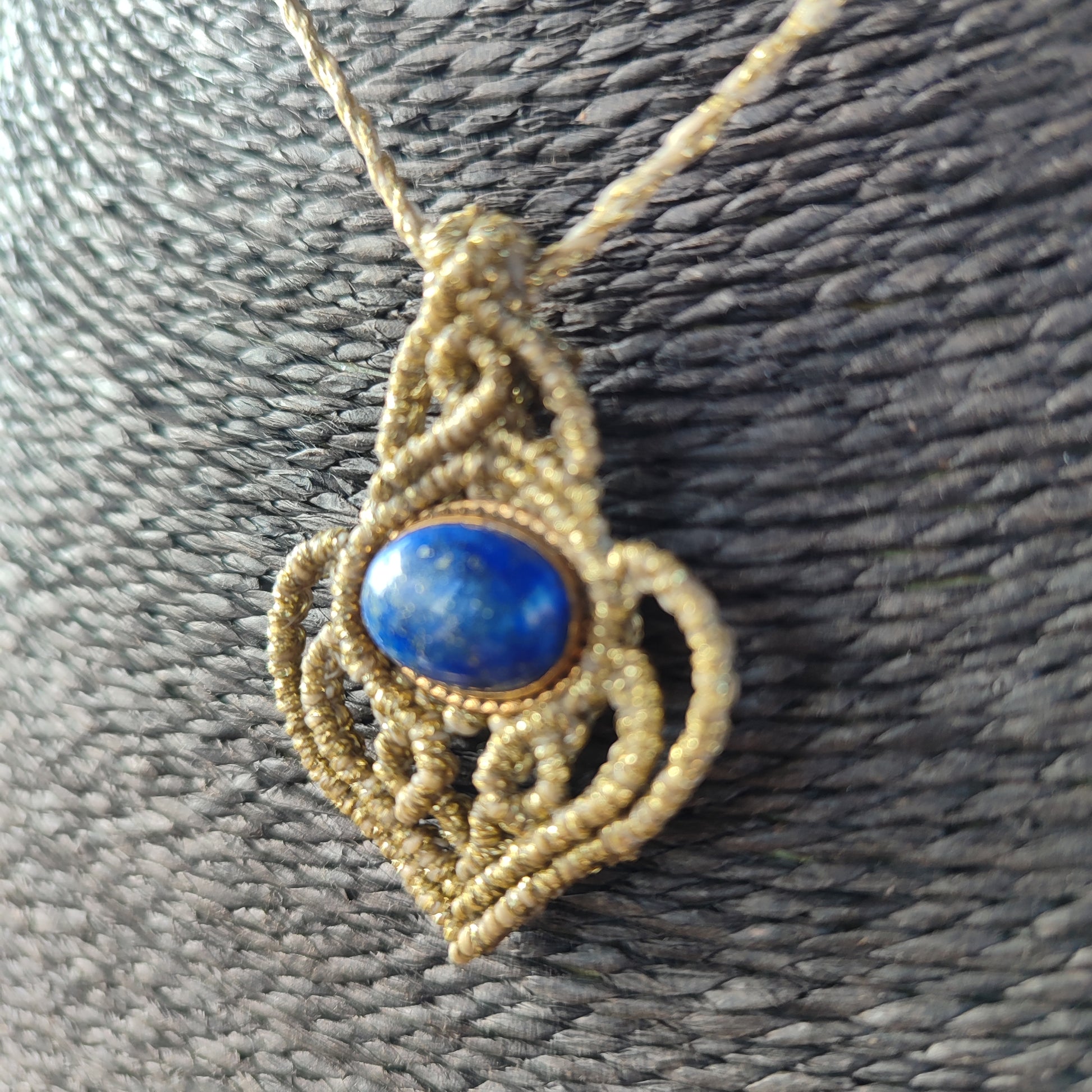 Mini colgante de lapislázuli natural tejido en macramé dorado elegante
