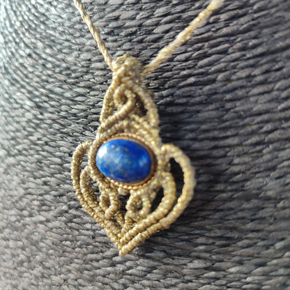 Mini colgante de lapislázuli natural tejido en macramé dorado elegante