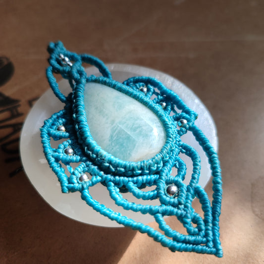 Colgante de lujo con piedra Larimar natural y plata de ley en macramé azul