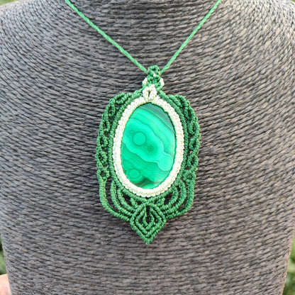 colgante de macrame con piedra verde