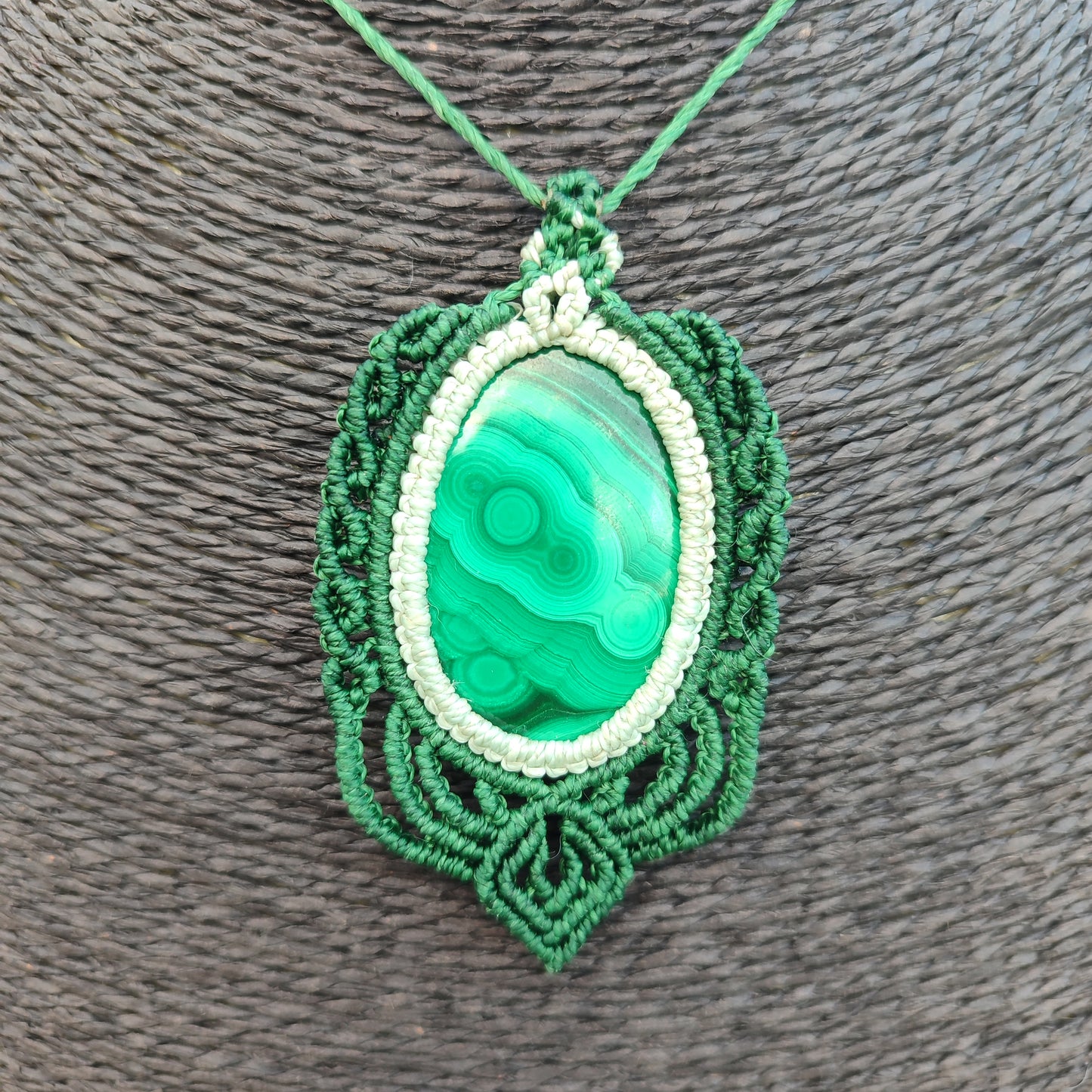 Gran colgante de malaquita natural con patrones circulares y tejido verde