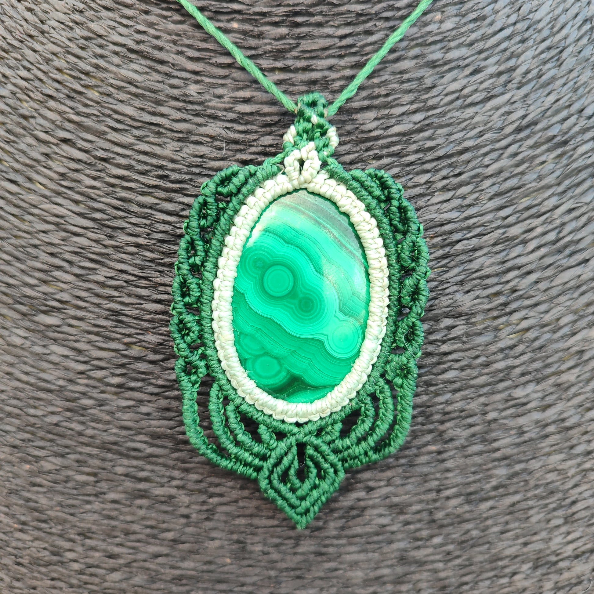 Gran colgante de malaquita natural con patrones circulares y tejido verde