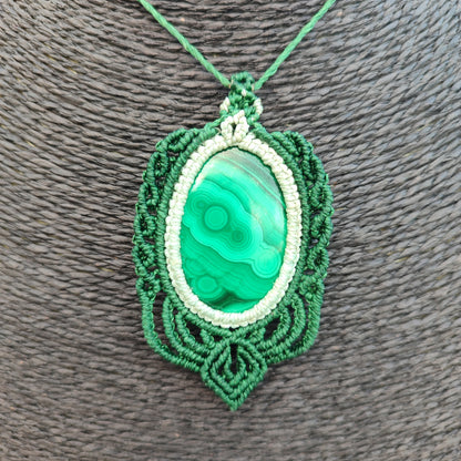 Gran colgante de malaquita natural con patrones circulares y tejido verde