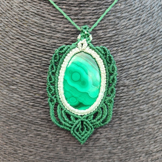 Gran colgante de malaquita natural con patrones circulares y tejido verde