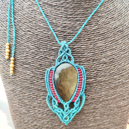 Colgante artesanal de obsidiana dorada en macramé turquesa