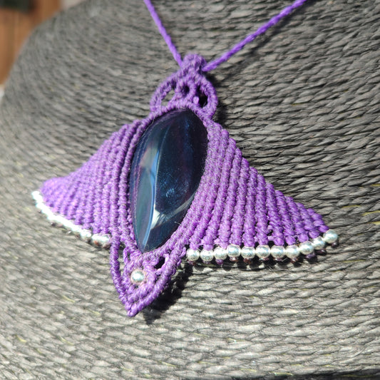Colgante exclusivo de obsidiana manto huichol con reflejo morado y plata
