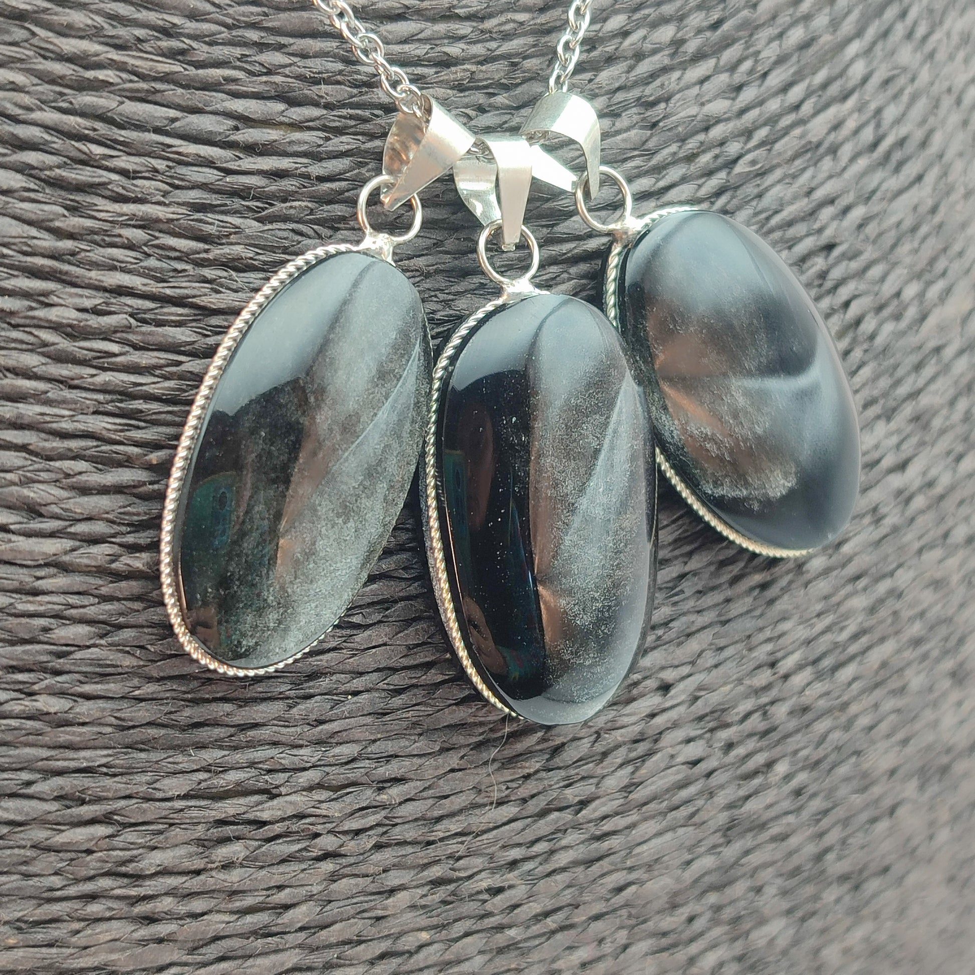 colgantes engarzados a mano de obsidianas mexicanas, en alpaca con baño de plata