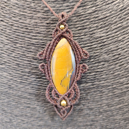 Colgante de ojo de tigre natural tejido en macramé marrón estilo boho