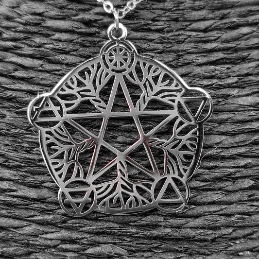 Colgante de pentagrama en acero inoxidable con detalles grabados