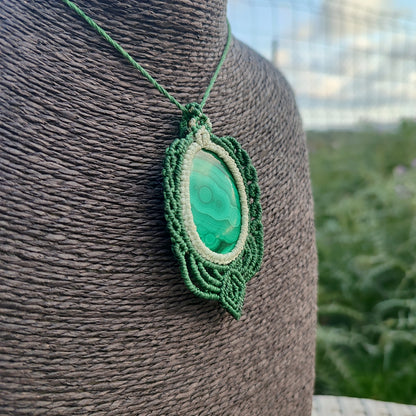 perfil de colgante artesano verde bosque con malaquita
