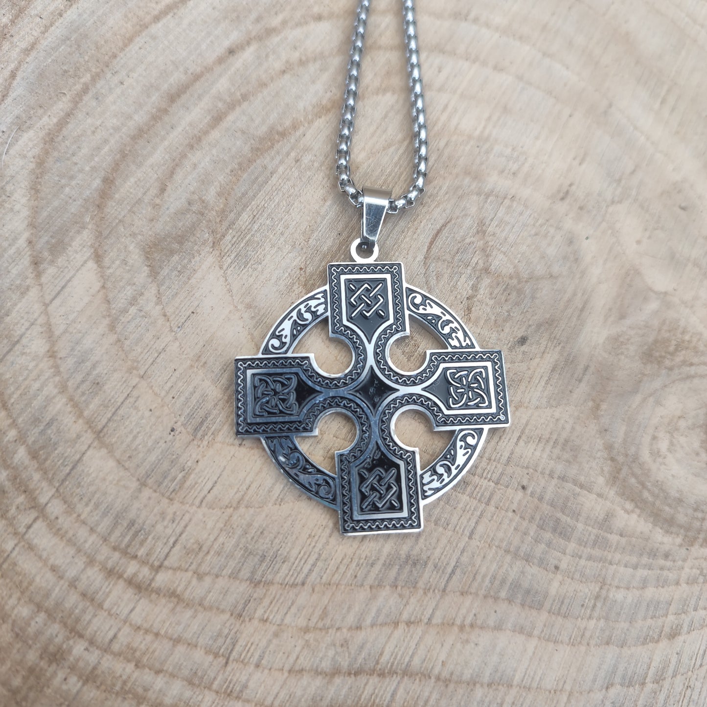 Primer plano del colgante celta símbolo de resurrección y equilibrio